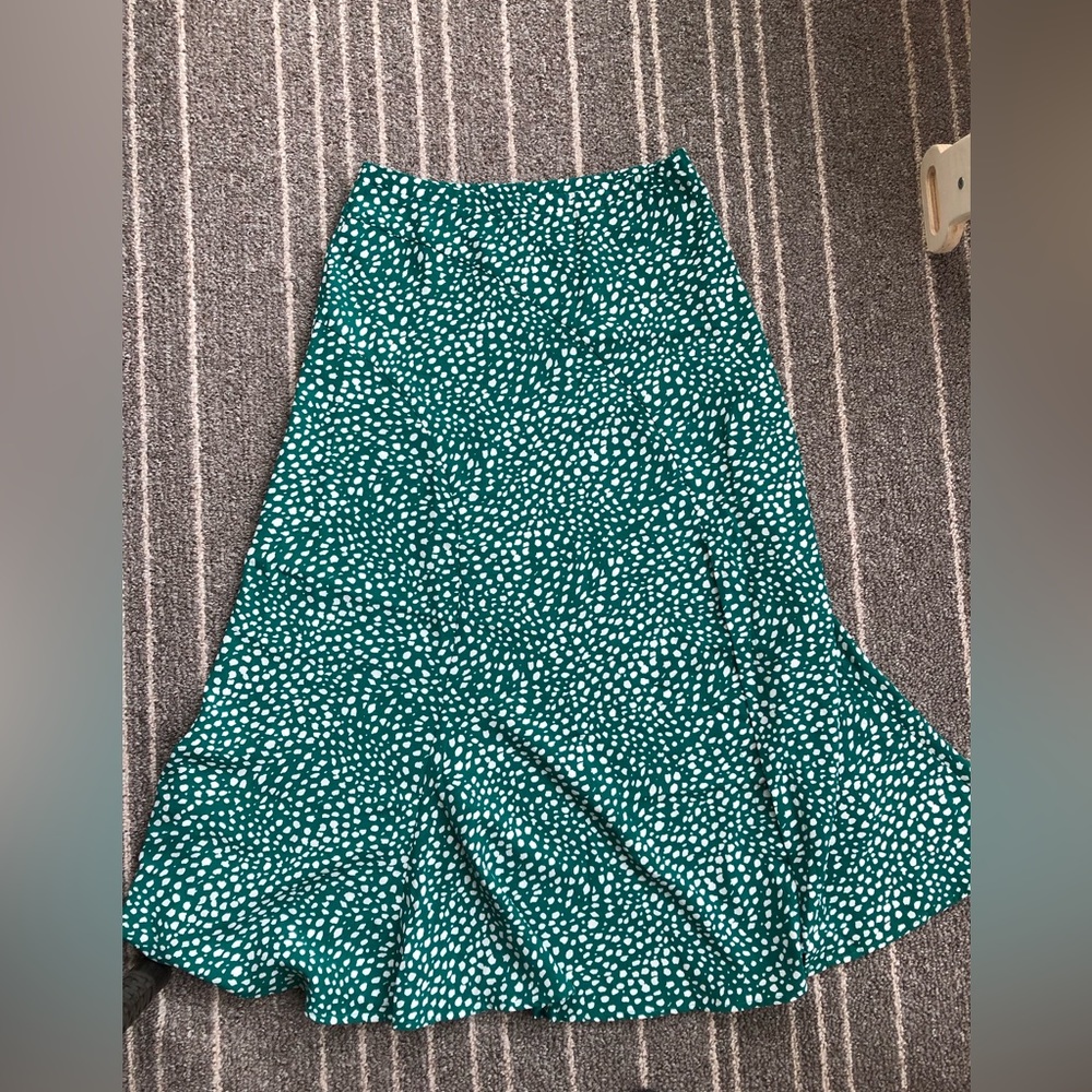 Green spotted slit skirt